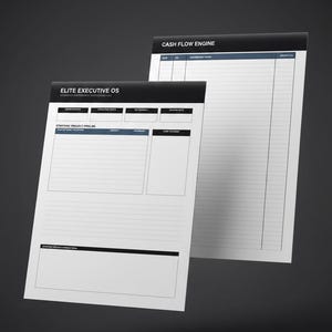 Op de afbeelding: Twee witte notitieblokken met zwarte en blauwe accenten. Eén notitieblok is gelabeld "Cash Flow Engine" en de andere "Elite Executive OS". Beide notitieblokken hebben gelinieerde pagina's en secties voor gegevensinvoer.