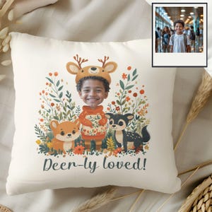 Almohada personalizada, almohada cuadrada Deer-ly Loved, cojín infantil personalizado, temática forestal, almohada personalizada, recorte de cara personalizado