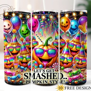 Puede incluir: Un juego de tres vasos de acero inoxidable coloridos con temática de Halloween. Los vasos presentan un grupo de calabazas sonrientes que llevan sombreros de fiesta y gafas de sol, rodeados de caramelos y confeti. El texto "Let's Get Smashed...Pumpkin Style!" está impreso en la parte inferior de los vasos.