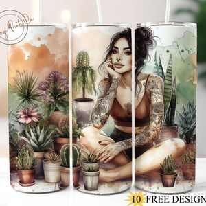 Puede incluir: Una ilustración de estilo acuarela de una mujer con tatuajes sentada entre plantas en macetas. La mujer tiene el pelo largo y castaño y lleva un top corto marrón. Las plantas son una variedad de suculentas y otras plantas verdes.