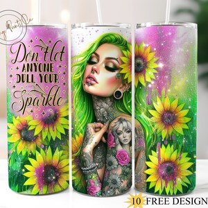 Op de afbeelding: Een roestvrijstalen tumbler met een kleurrijk ontwerp met een vrouw met groen haar en tatoeages, zonnebloemen en de tekst "Laat niemand je glans dof maken".