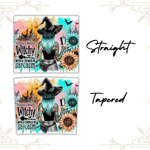 Pu&ograve; includere: Un design di sublimazione con una strega con i capelli blu e tatuaggi che tiene una tazza. Il design include un castello, pipistrelli, girasoli e il testo "TODAY'S MOOD: Witchy with a chance of sarcasm".