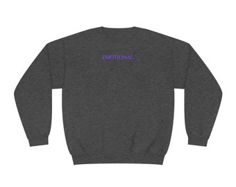 Puede incluir: Una sudadera gris oscuro con la palabra "EMOTIONAL" impresa en morado en la parte delantera.