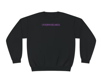 Puede incluir: Sudadera negra con el texto "OVERWHELMED." impreso en morado en la parte delantera.
