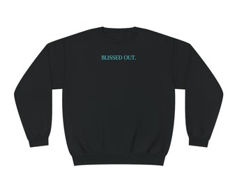 Puede incluir: Sudadera negra de cuello redondo con el texto "BLISSED OUT." en azul claro. La sudadera es de color negro liso y tiene mangas largas. El texto está centrado en la parte superior de la sudadera.