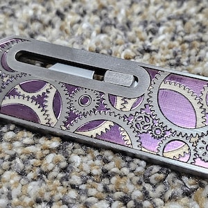 Suporte de aço inoxidável gravado a laser para lâmina utilitária. 1 por pedido. Roxo escuro