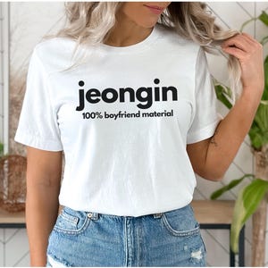 Stray Kids JEONGIN Boyfriend Material T-Shirt, Stray Kids Fan Merch, I N Graphic Tee, Perfect for Fans, Unique Stray Kids T-shirt Gift