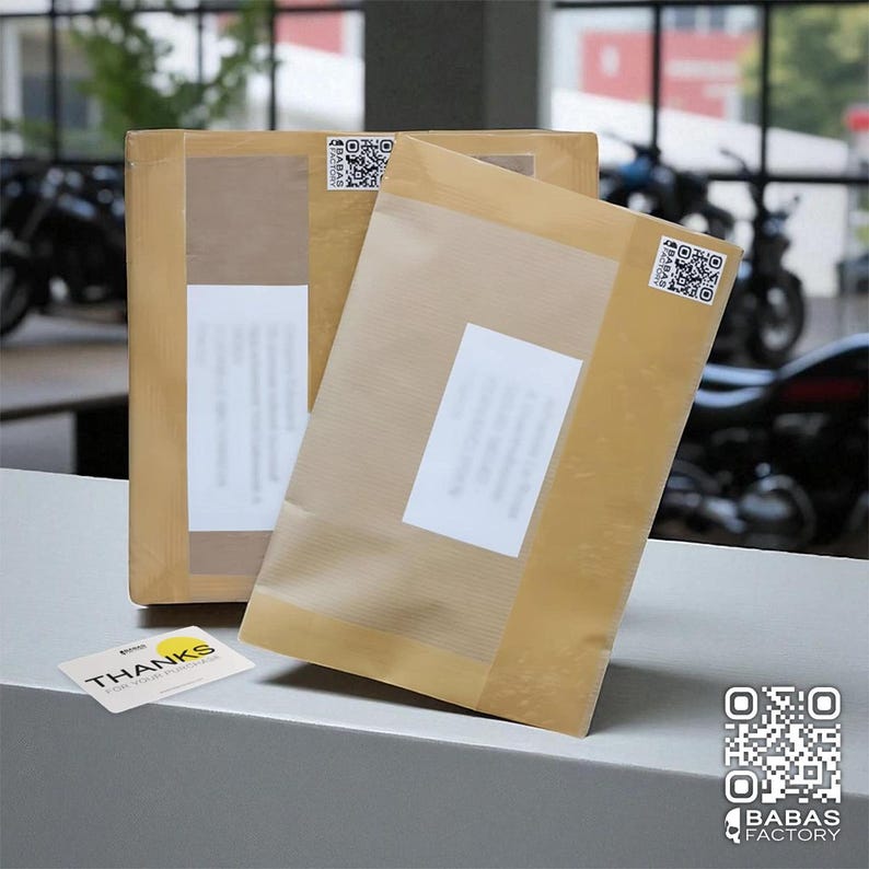 K&ouml;nnte beinhalten: Zwei braune Kartonpakete mit wei&szlig;en Etiketten und QR-Codes. Ein kleinerer brauner Papierumschlag mit einem wei&szlig;en Etikett lehnt an einem Paket. Eine kleine wei&szlig;e Karte mit der Aufschrift "THANKS FOR YOUR PURCHASE" befindet sich im Vordergrund.