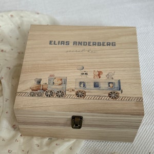 Caja de juguetes de tren de madera personalizada: baúl infantil grabado con el nombre del niño para recuerdos.