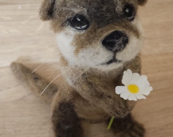 ニードルフェルトで作られた立っているカワウソ
