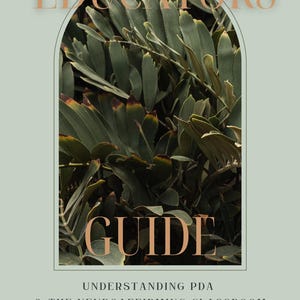 Op de afbeelding: Een gids getiteld "Educators Guide" met de tekst "Understanding PDA & The Neuroaffirming Classroom". De omslag toont een groene plant in een boog, met lichtbruine tekst. De achtergrond is lichtgroen.