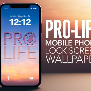 Può includere: Uno sfondo per lo schermo di blocco del telefono cellulare con un tramonto sullo sfondo e il testo "PRO LIFE" in grandi lettere bianche. L'orologio del telefono mostra le 12:12.