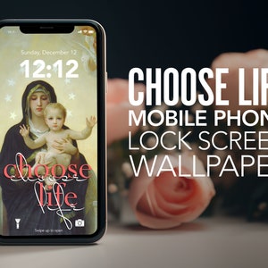 Pode incluir: Um papel de parede de bloqueio de tela de telefone móvel com uma pintura da Virgem Maria segurando um bebê Jesus. O papel de parede tem o texto "Choose Life" em uma fonte estilizada.