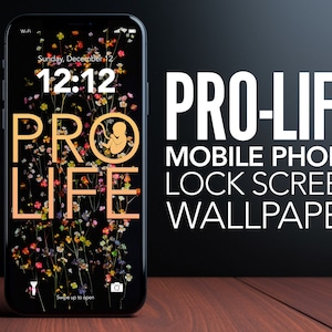 Könnte beinhalten: Ein schwarzer iPhone-Sperrbildschirm mit einem floralen Hintergrund und dem Text "PRO LIFE" in goldenen Buchstaben. Die Uhrzeit ist 12:12. Der Text "PRO-LIFE MOBILE PHONE LOCK SCREEN WALLPAPER" wird in weißen Buchstaben auf schwarzem Hintergrund angezeigt.