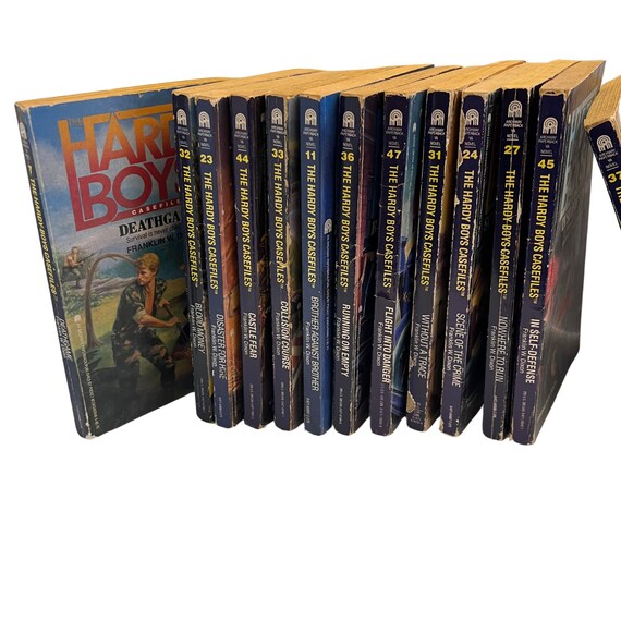 Amazon.com: Street Spies (The Hardy Boys Casefiles #21
