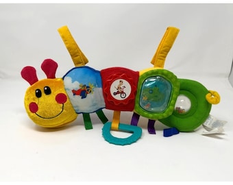 El juguete Baby Einstein Caterpillar Sensory Plus se puede conectar a la cuna o al cochecito.
