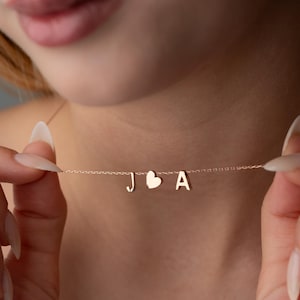 Colar de coração com duas letras personalizado, colar de coração banhado a ouro 14K, colar delicado de coração com duas iniciais, presentes personalizados para o Dia dos Namorados