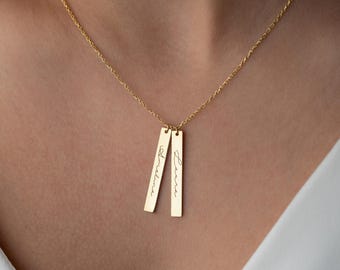 Personalisierte Halskette mit zwei Namensschildern: Individuell gestalteter Partnerschmuck aus Sterlingsilber