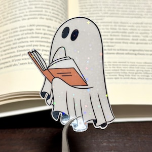 Ghost holding books sticker - Cute book sticker - Kindle sticker - Smut sticker - Reading love - Bookish gift - E reader gift - Book lovers