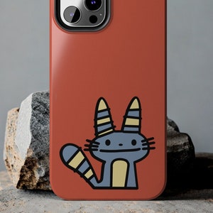 Pode incluir: Uma capa de telefone vermelha com um design de gato de desenho animado. O gato é azul com listras amarelas e uma barriga amarela.