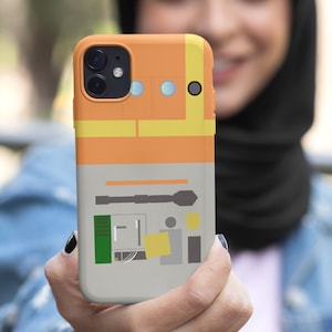 Pode incluir: Uma capa de telefone com um design branco, laranja e amarelo que apresenta um robô estilizado com um painel verde e um retângulo amarelo. O robô tem uma antena preta e um design preto e branco.