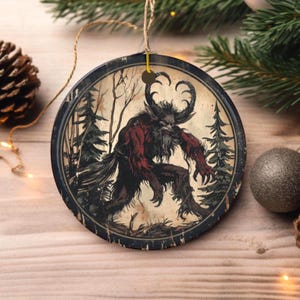 Adorno de cerámica de Krampus con cuernos y túnica roja arrastrándose por el bosque / Árbol navideño de Krampus / Adorno invernal oscuro / Folclore de Krampus