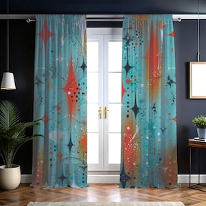 Könnte beinhalten: Transparente Vorhänge mit Retro-Design. Der türkisfarbene Stoff ist mit orangefarbenen Sternen, schwarzen Diamanten und weißen Sprenkeln gemustert. Das Design erinnert an moderne Kunst aus der Mitte des Jahrhunderts. Geeignet für Wohn- oder Schlafzimmer.