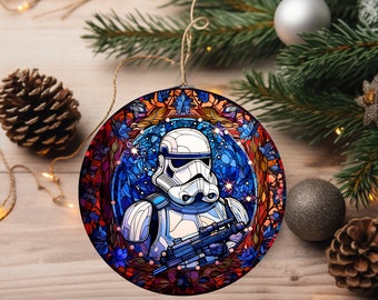 Puede incluir: Un adorno navideño redondo con un diseño de vitral de un Stormtrooper de Star Wars en un patrón floral azul y rojo.
