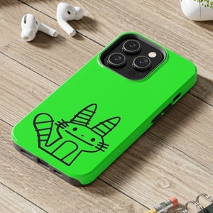 Pode incluir: Uma capa de telefone verde brilhante com uma ilustração de gato de desenho animado preto. A capa tem uma protuberância de câmera elevada com três lentes de câmera pretas.