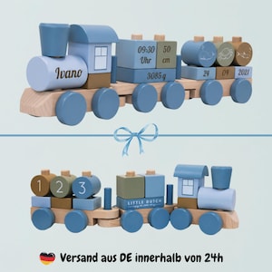 Può includere: Treno giocattolo in legno blu chiaro, marrone e beige. Il treno ha il nome "Ivano" sulla locomotiva e blocchi con numeri, misure e date. Il treno è fatto di legno e ha ruote blu.