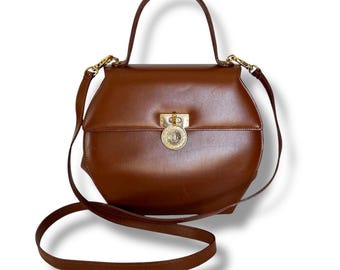 Bolso Medusa vintage de Gianni Versace en piel marrón, con diseño de greca, hecho en Italia.