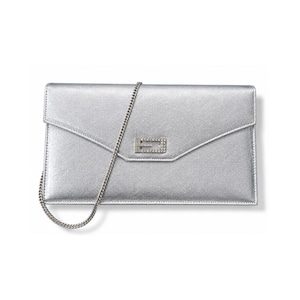 Könnte beinhalten: Eine metallisch silberne Clutch in Umschlagform mit einem dünnen silbernen Kettenriemen. Die Frontklappe ist mit einem rechteckigen, mit klaren Strasssteinen besetzten Emblem versehen, das mittig an der Verschlusskante der Tasche sitzt.