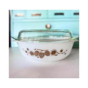 AGEE Pyrex Golden Pine Round Casserole with Lid, Vintage Australian Festive Ware 3 Pint Gold Pinecone Milk Glass Baking Dish 1962