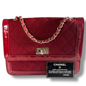 Rara borsa Chanel in jersey trapuntato rosso e pelle verniciata • Serie 6 (2000–2002) • Lucchetto Mademoiselle argento • Carta di autorizzazione + Certificato di autenticità Entrupy