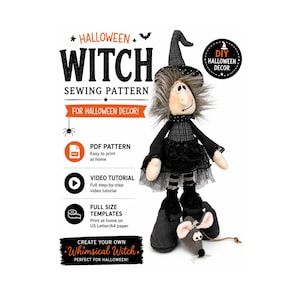 Può includere: Un cartamodello per una bambola strega di Halloween, con il testo HALLOWEEN WITCH SEWING PATTERN, DIY HALLOWEEN DECOR, PDF PATTERN, VIDEO TUTORIAL e FULL SIZE TEMPLATES. L'immagine mostra una bambola strega finita insieme a un topo.