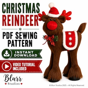 Könnte beinhalten: Ein braunes Plüsch-Rentier mit roter Weihnachtsmütze, roter Nase und roter Decke mit weißen Schneeflockenmustern. Der Text lautet CHRISTMAS REINDEER PDF SEWING PATTERN, INSTANT DOWNLOAD, VIDEO TUTORIAL INCLUDED und Blurr Studios.