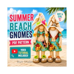 Può includere: Due gnomi in tessuto con cappelli beige e abiti a stampa floreale tropicale sulla sabbia. Lo gnomo a sinistra ha lunghi capelli biondi e un top bikini, quello a destra una barba bianca e una camicia. Testo: SUMMER BEACH GNOMES PDF PATTERN.
