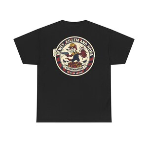 Pode incluir: Camiseta preta com um gráfico circular. O gráfico apresenta o texto "DEWEY, KILLEM AND HOWE EXTERMINATORS" e um personagem de desenho animado segurando uma arma. O gráfico tem detalhes em vermelho, branco e azul, e o texto "WE GET THE JOB DONE!"