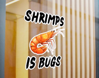 Puede incluir: Una pegatina blanca con texto negro que dice "Shrimps is Bugs" y una imagen de dibujos animados de un camarón.