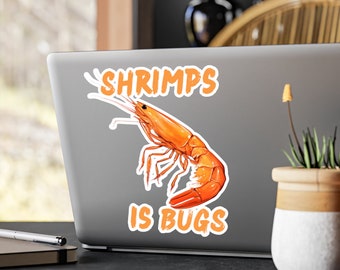 Puede incluir: Una pegatina con un camarón de dibujos animados y el texto "Shrimps is Bugs" en una computadora portátil.