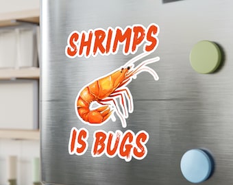 Puede incluir: Un imán de nevera blanco con una ilustración de camarón naranja y el texto "SHRIMPS IS BUGS".