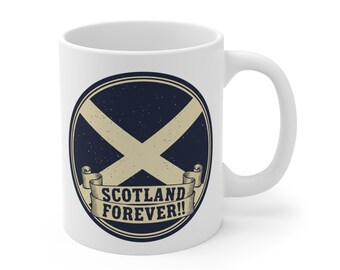 Pode incluir: Caneca de cerâmica branca com um desenho azul marinho e bege da bandeira escocesa dentro de um círculo. Uma faixa abaixo diz "SCOTLAND FOREVER!!". A caneca tem uma alça curva.