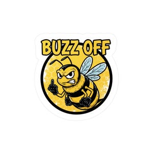 Könnte beinhalten: Ein Aufkleber mit einer Comic-Biene, gelb und schwarz, die den Mittelfinger zeigt. Die Biene befindet sich vor einem gelben Bienenwabenhintergrund in einem schwarzen Kreis. Die Worte "BUZZ OFF" stehen gelb über der Biene.