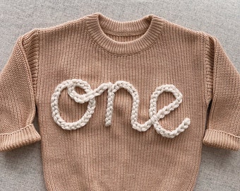 Suéter personalizado para o primeiro aniversário | Roupa de aniversário "Um" para bebê | Suéter de tricô com nome bordado personalizado