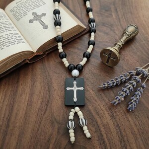 Spirituelle Perlenkette für Männer – individueller Kreuzanhänger – rustikaler religiöser Schmuck – Perlenkette aus schwarzem Onyx