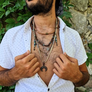 Collier tribal multi-rangs pour homme, collier superposé ethnique bohème chic, breloque tibétaine en perles longues, collier homme égyptien, africain, demi-lune