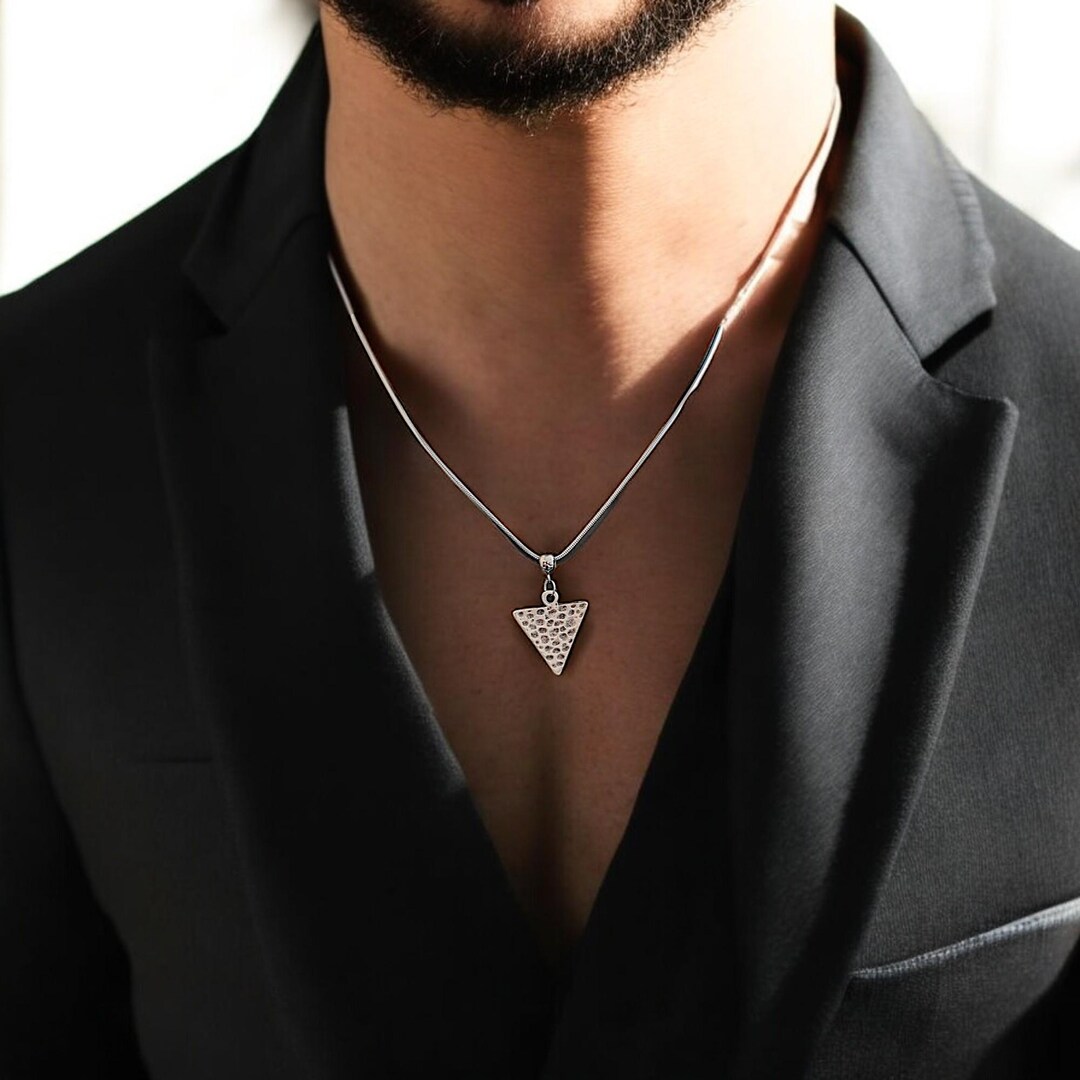 服/ファッション PS: Invoking Triangle Silver Pendant Amazon.com: Unique Impossible (Penrose) Triangle Charm Pendant