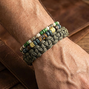 Bracciale da uomo multistrato in paracord con pietre preziose, macramè tribale da surfista estetico, ematite e ossidiana con occhio di tigre, braccialetto magnetico impilabile con perline