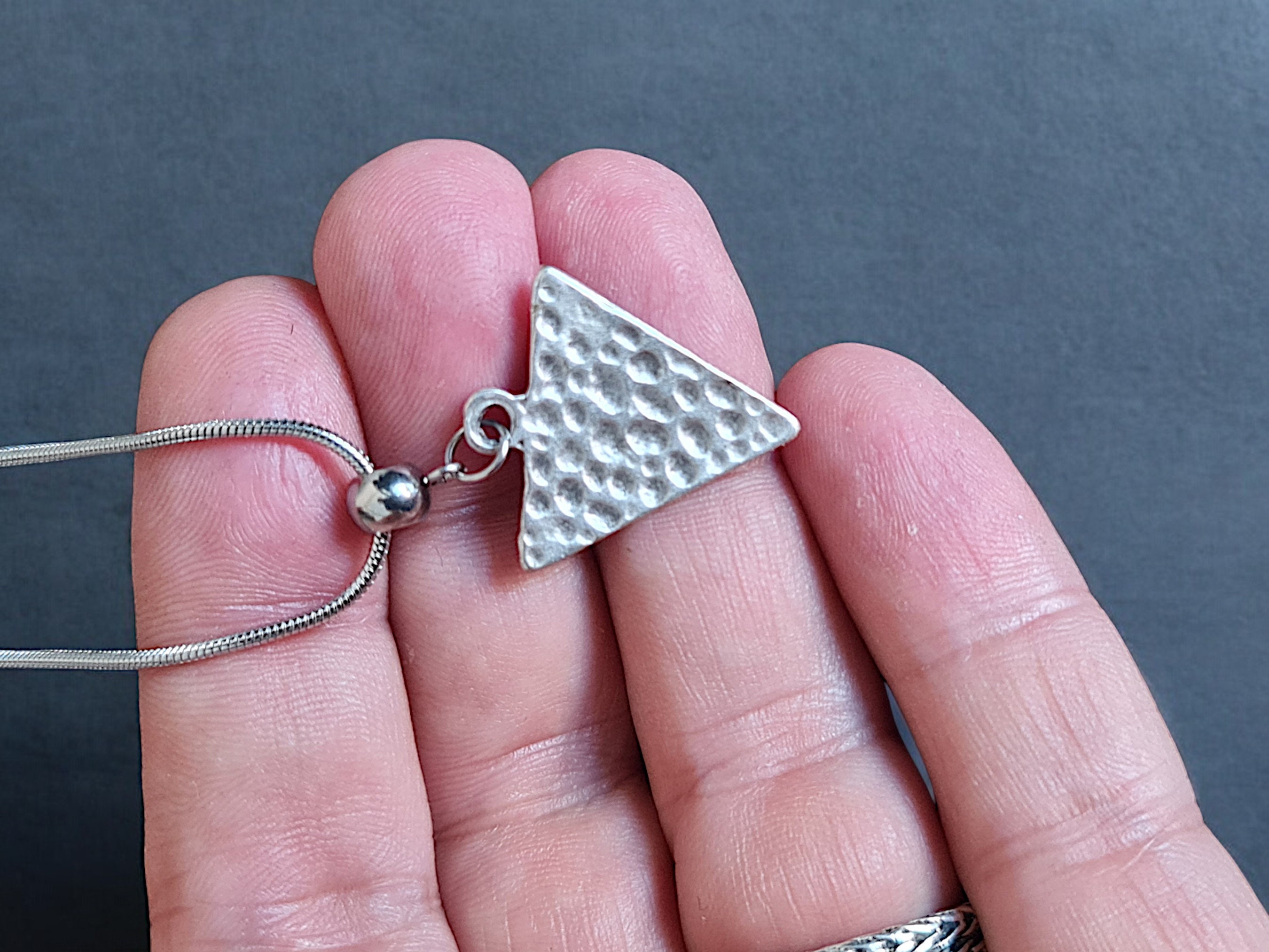 PJ Jewellery Collana Uomo Donna Triangolo Rovesciato, Acciaio Inox, Catenina Rolò 61 Cm, Nero/Argento, Regalo