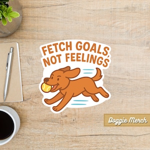 Op de afbeelding: Een bruine cartoon hond die rent met een gele tennisbal in zijn bek. De tekst "FETCH GOALS, NOT FEELINGS" staat boven de hond. De tekst "Doggie Merch" staat onder de hond.